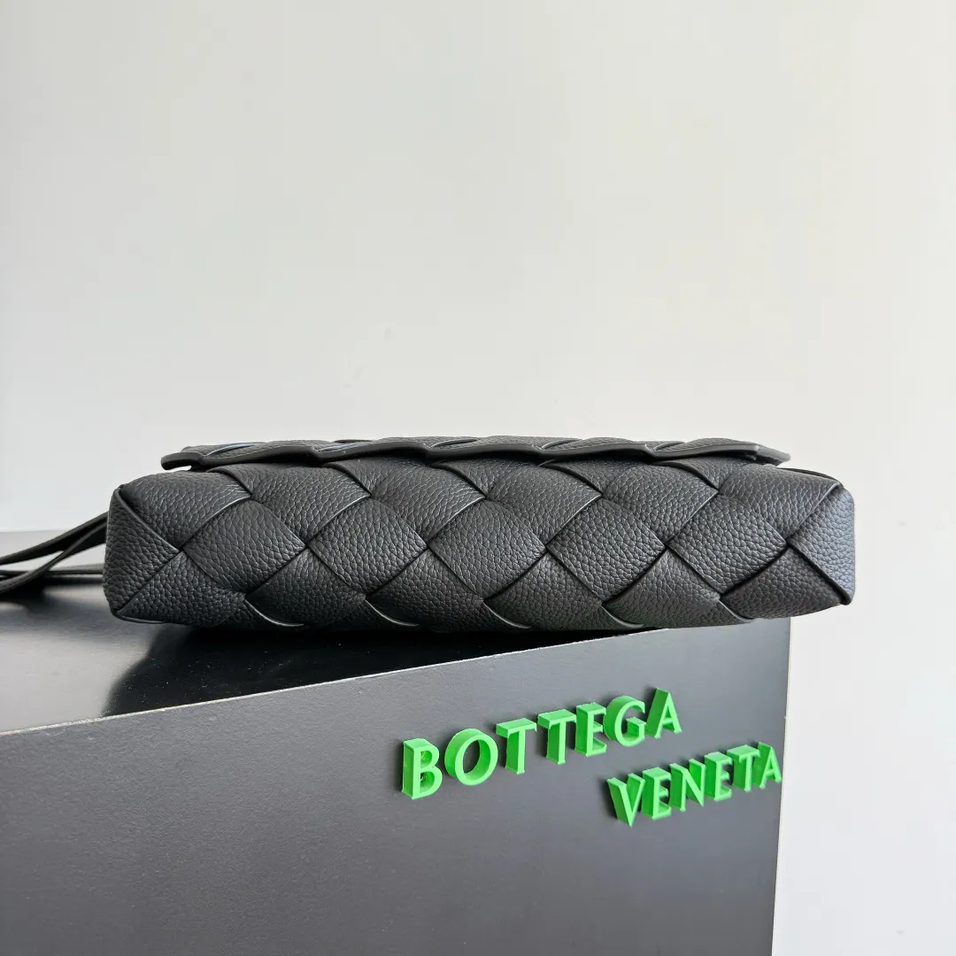 Batch 2220 BOTTEGA VENETA Bottega Veneta's 2025 new product Diago large cross-body bag is newly released [Celebration] [Celebration] The combination of pragmatism and Diago craftsmanship, high-quality leather with natural texture, soft and thick to the touch, different gloss refracted under different lights, flat The shape is clean and neat, there is no big logo, but it exudes calmness and nobility from any angle. The interior capacity is enough, and two power banks can be easily accommodated. There is also a small zippered pocket, which is especially suitable for easy-to-lose items such as access control cards. It is a bag that is both beautiful and practical👜 Style number: 815796 Size: 32*21.5*5cm Color: black